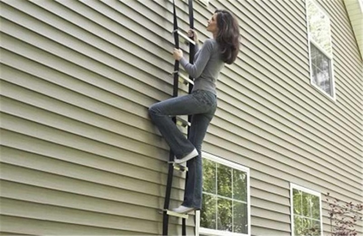 Thang dây thoát hiểm là thiết bị dùng trong các tình huống khẩn cấp để thoát ra ngoài an toàn