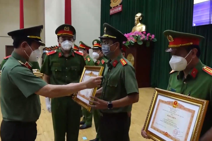 Ủy ban Nhân dân Thành phố Hồ Chí Minh và lãnh đạo cấp trên. đã trao tặng số tiền 140.000.000₫ cho tập thể phòng cảnh sát phòng cháy chữa cháy cứu nạn cứu hộ