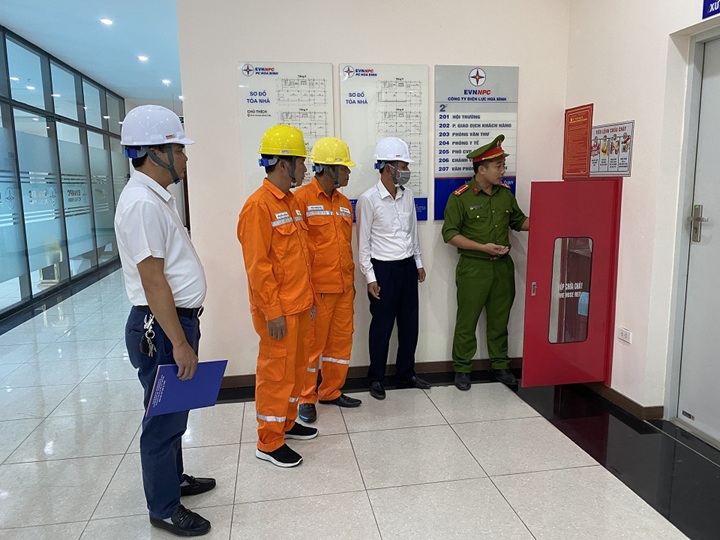 Việc lắp đặt tủ chữa cháy âm tường cần tuân thủ nghiêm ngặt