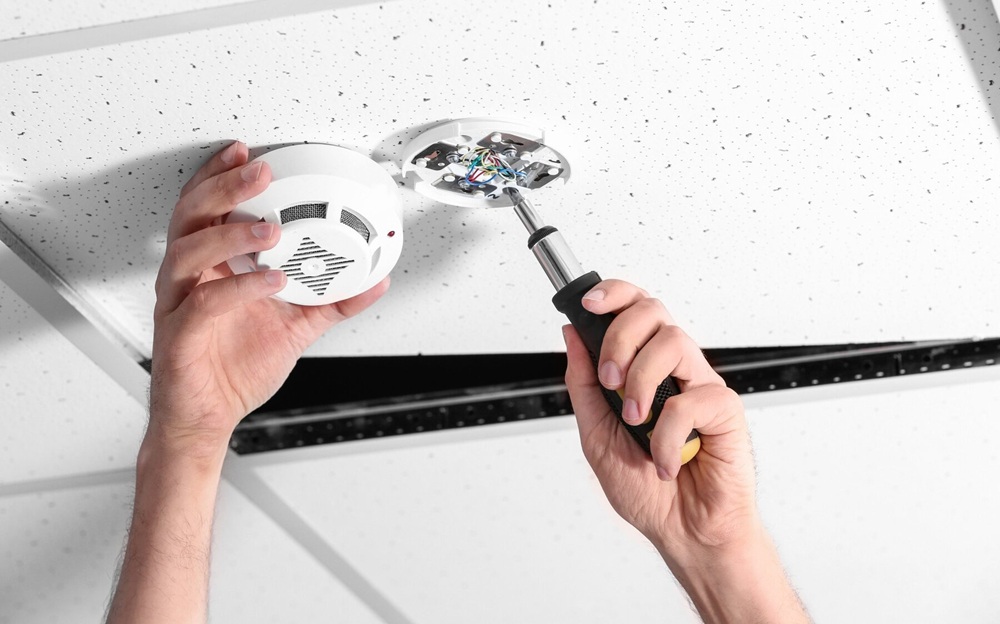 Thi công và lắp đặt hệ thống an toàn là bước quan trọng trong quy trình triển khai thiết bị PCCC