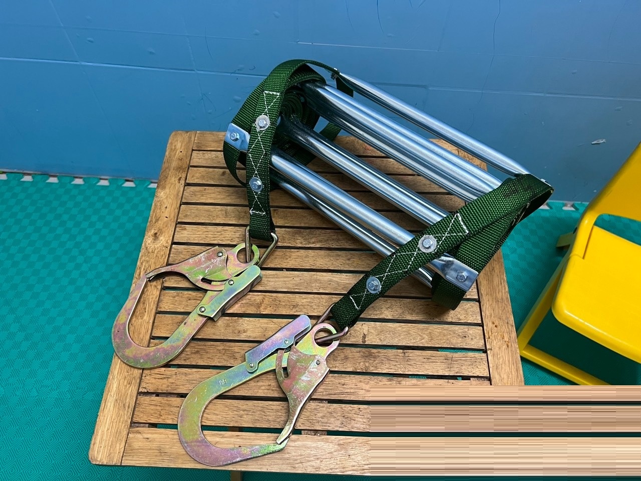 Giá bán thang dây thoát hiểm hiện nay thay đổi tùy thuộc vào chất liệu và kích thước sản phẩm