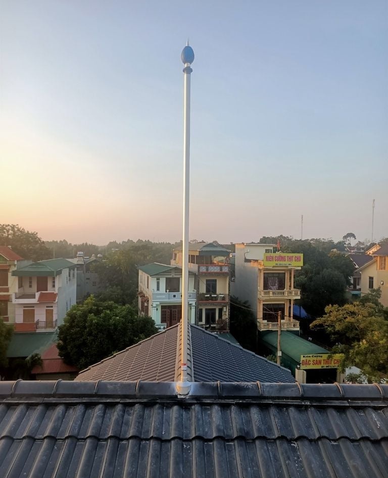 Hệ thống lưới thu s&eacute;t mái sử dụng kim thu s&eacute;t phân bố đồng đều