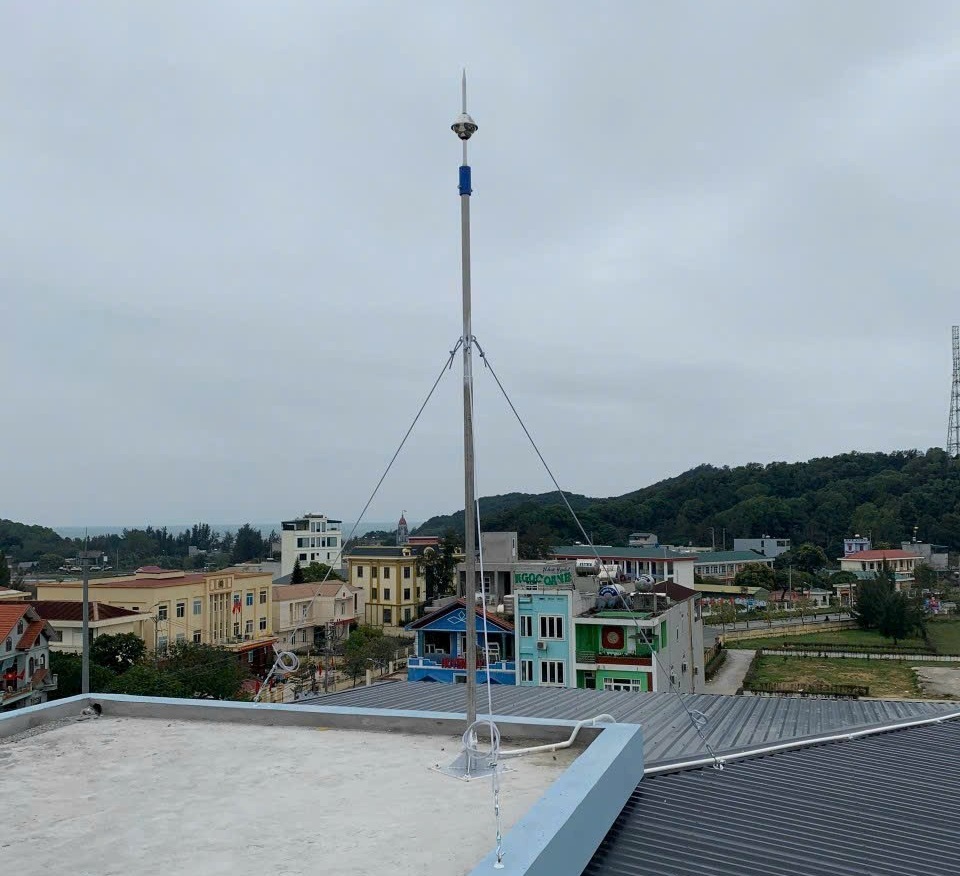 Kim thu sét là thiết bị quan trọng được sử dụng để bảo vệ công trình trước nguy cơ sét đánh Kim thu sét là thiết bị quan trọng được sử dụng để bảo vệ công trình trước nguy cơ sét đánh