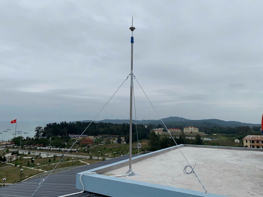 Kim thu sét giữ vai trò đặc biệt quan trọng trong việc bảo vệ công trình khỏi tác động thiên nhiên nguy hiểm. Kim thu sét giữ vai trò đặc biệt quan trọng trong việc bảo vệ công trình khỏi tác động thiên nhiên nguy hiểm.