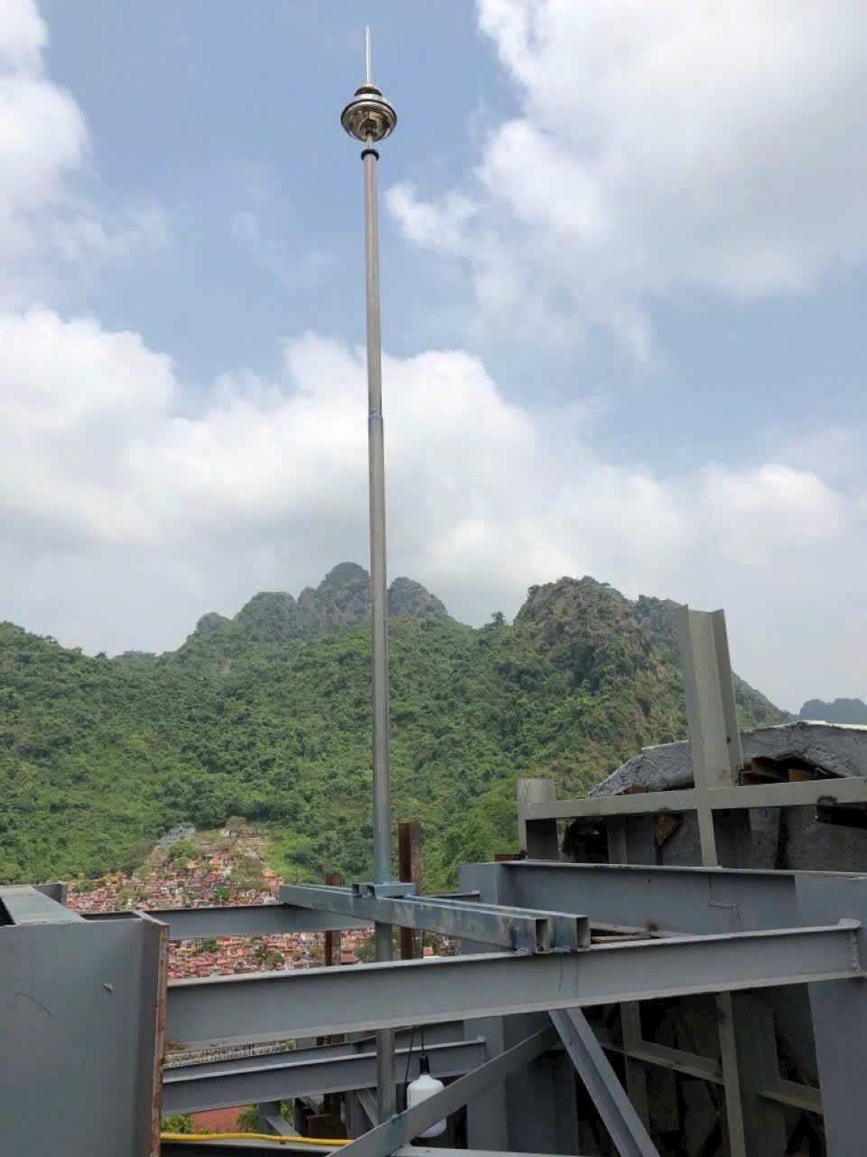 Kim Franklin hoạt động dựa trên nguyên lý dẫn dòng điện xuống đất trực tiếp